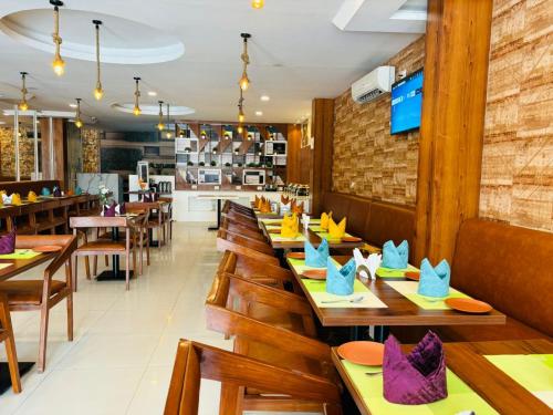 Un restaurant u otro lugar para comer en Hotel oak by signature airport zone hyderabad