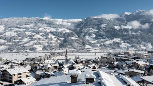 een stad bedekt met sneeuw met een berg op de achtergrond bij Appartement Anja in Fügen