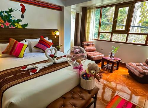 - une chambre dotée d'un lit avec des animaux rembourrés dans l'établissement Machupicchu Adventure Hotel, à Machu Picchu