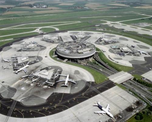 eine Luftansicht eines Flughafens mit geparkten Flugzeugen in der Unterkunft Standing Hotel Suites by Actisource in Roissy-en-France