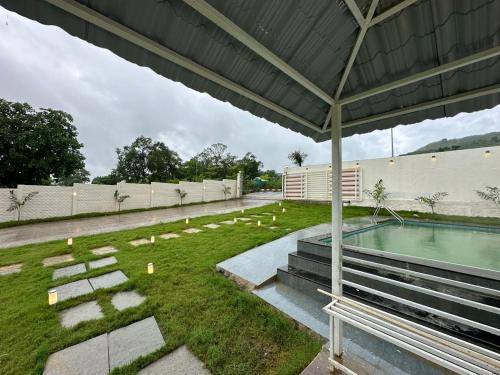 uitzicht op een zwembad in een gebouw bij Varad Villa in Trimbak