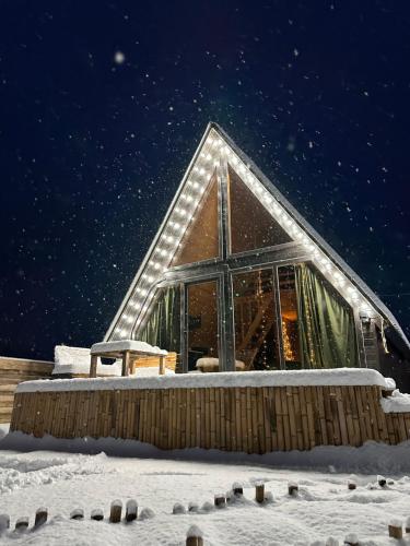 un edificio con luces en la nieve en Cozy Hills, en Borjomi