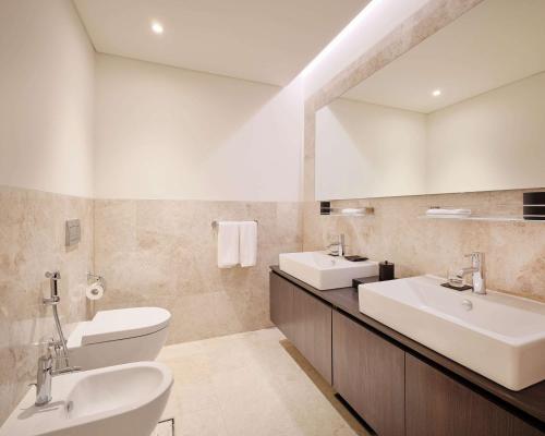 bagno con 2 lavandini e specchio di Grand Hyatt Kuwait Residences a Kuwait