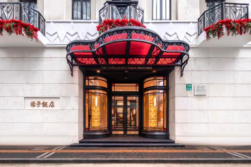 une façade d'un bâtiment avec un banc rouge dans l'établissement The Yangtze Boutique Shanghai, à Shanghai