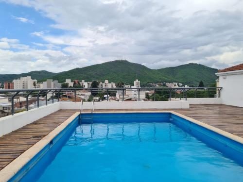 una piscina en la azotea de un edificio en Paseo Balcarce Suite, en Salta