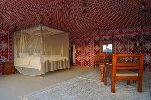 Una cama o camas en una habitación de Al Marmoom Oasis "Luxury Glamping & Bedouin Experience"