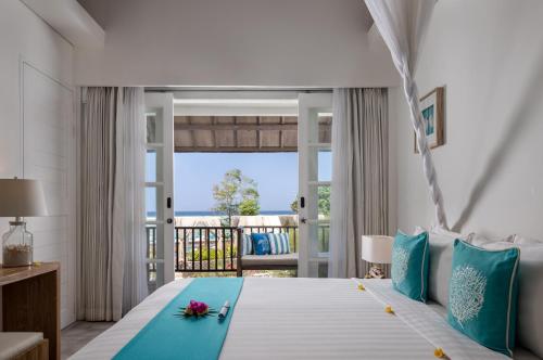 - une chambre avec un lit et une vue sur l'océan dans l'établissement Kardia Resort Gili Trawangan A Pramana Experience, à Gili Trawangan