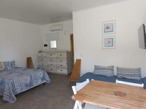 een slaapkamer met een bed, een tafel en een dressoir bij OSTENDEZENTAO in Ostende