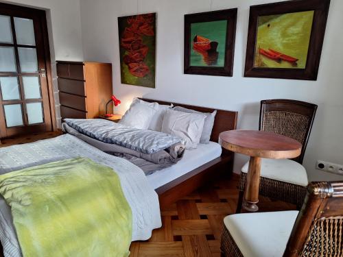 1 dormitorio con 2 camas y mesa. en Dom Nałęczowski, en Nałęczów