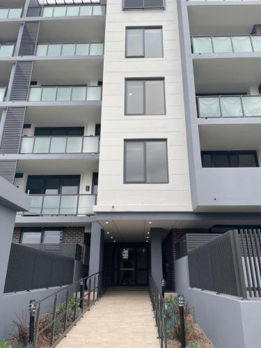 un condominio con un passaggio pedonale di fronte di Blacktown Cozy Retreat a Blacktown