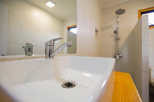 Un baño de Moderna Cabaña en Villarrica