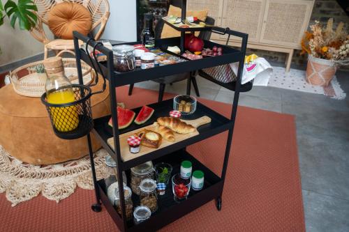 een plank met eten en drinken in een kamer bij TweeZeven in Guelle