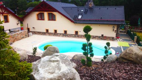 ein Haus mit Pool im Hof in der Unterkunft Zámeček Kaliště in Poddubí