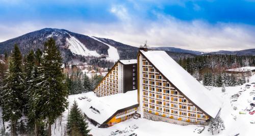 ハルラホフにあるOREA Resort Sklář Harrachovの雪の中のホテル