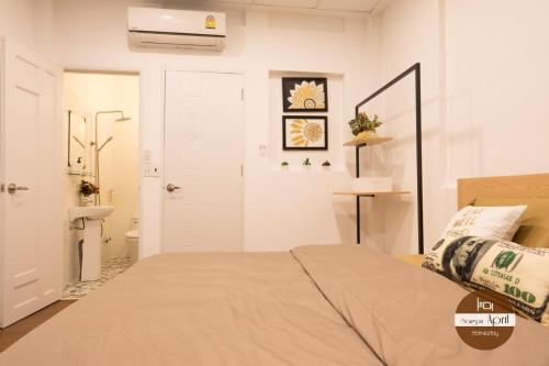 เตียงในห้องที่ Saigon April Homestay