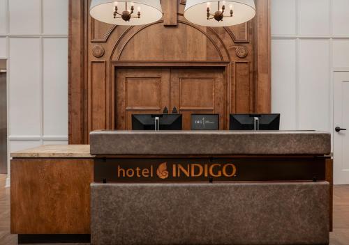 Un certificat, premiu, logo sau alt document afișat la Hotel Indigo Baltimore Downtown, an IHG Hotel