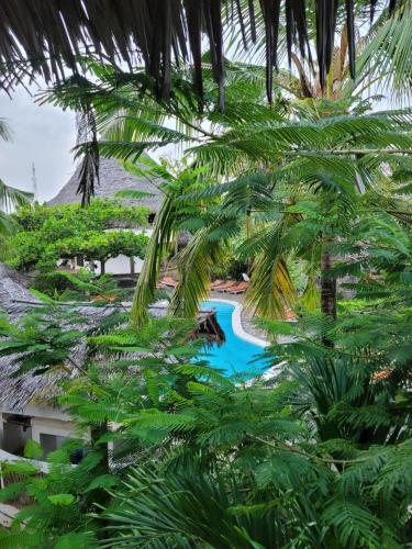 Piscina de la sau aproape de Flamingo Villas Resort