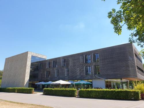 un edificio con sombrillas delante en Youth Hostel Echternach, en Echternach