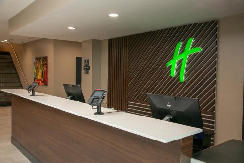 Lobbyen eller receptionen på Holiday Inn Metairie New Orleans, an IHG Hotel