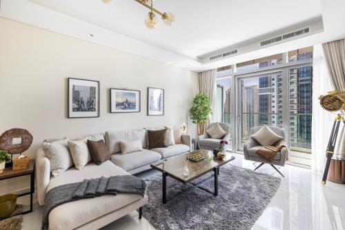 Uma área de estar em Stylish 2BR at Paramount Hotel Midtown