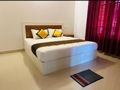 Tempat tidur dalam kamar di Pearl Villa Stay