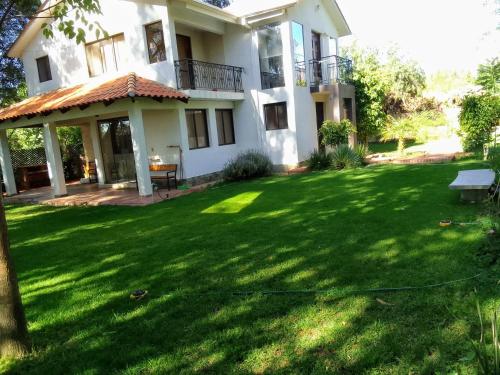 Un jardín fuera de Linda casa de campo con todas las comodidades de la ciudad