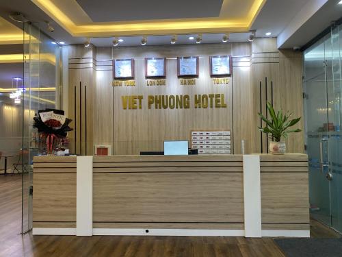 hol hotelowy z tabliczką telefoniczną w obiekcie Viet Phuong Hotel Ninh Binh w mieście Ninh Binh