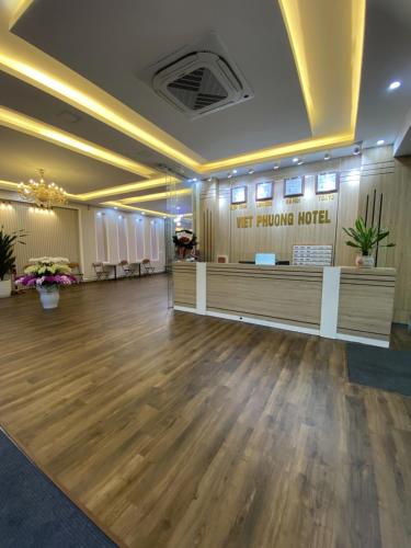 hol hotelowy z poczekalnią z drewnianą podłogą w obiekcie Viet Phuong Hotel Ninh Binh w mieście Ninh Binh