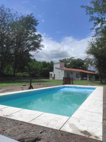 una piscina di fronte a una casa di DIVINA Y COMODA CASA EN SAN LORENZO PARA 5 PERSONAS!! a San Lorenzo