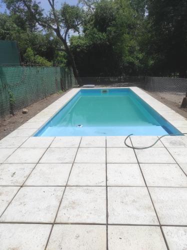 una piscina in un cortile con un giardino blu di DIVINA Y COMODA CASA EN SAN LORENZO PARA 5 PERSONAS!! a San Lorenzo