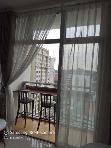 balcón con mesa, sillas y ventana en zara1881 muslim homestay@putrajaya, en Putrajaya