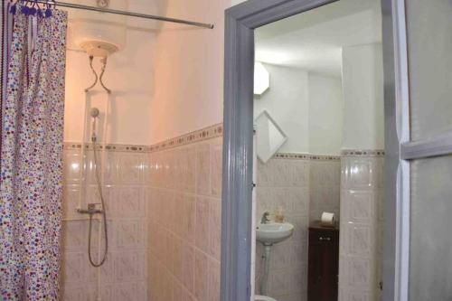 joli studio à louer tesisinde bir banyo