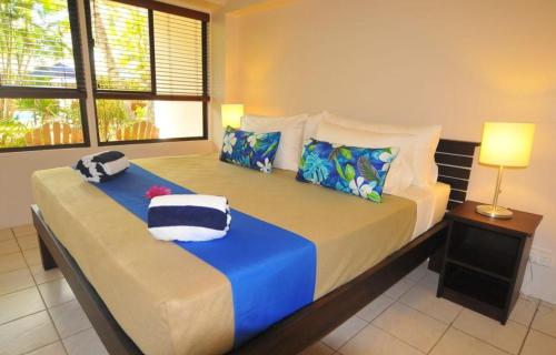 1 dormitorio con 1 cama grande y 2 almohadas en Oasis Palms Hotel, en Nadi