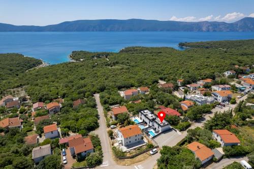 ein Luftblick auf ein Wohngebiet mit See in der Unterkunft Modern Holiday House Jadranka With Pool - Happy Rentals in Pinezici