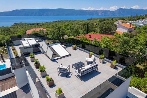 eine Luftansicht auf eine Terrasse in einem Gebäude in der Unterkunft Modern Holiday House Jadranka With Pool - Happy Rentals in Pinezici