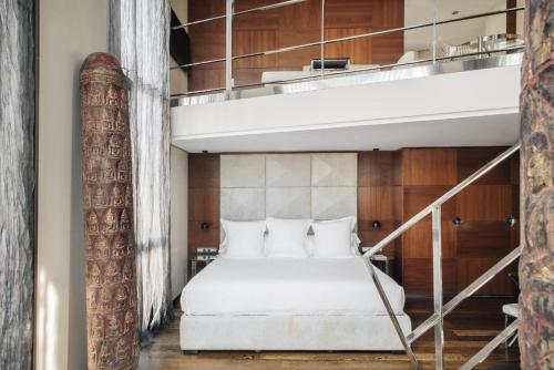 una camera con letto e letto a soppalco di Hotel Urban,a Member of Design Hotels a Madrid