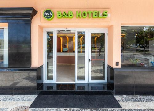 un negozio con porte aperte su una strada di B&B HOTEL Santos Dumont a Rio de Janeiro