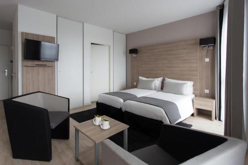 Кровать или кровати в номере Twenty Business Flats Lille Grand Stade