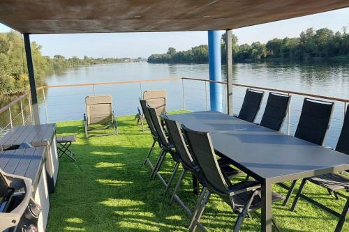 uma mesa e cadeiras no convés de um barco em Riverboat-Rhein-Main Ferienloft em Wiesbaden