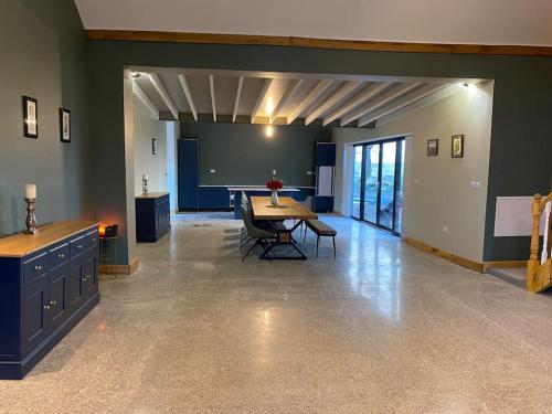 Nuotrauka iš apgyvendinimo įstaigos Moig Lodge - 8 Double Bedroom Barn Conversion Limerike galerijos