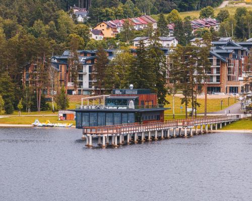 dom na doku na zbiorniku wody w obiekcie Molo Lipno resort luxusní apartmán 4kk w Czeskim Krumlovie