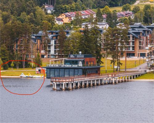 dom na doku na zbiorniku wody w obiekcie Molo Lipno resort luxusní apartmán 4kk w Czeskim Krumlovie