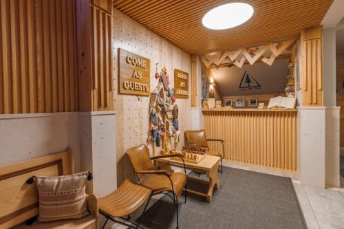 un restaurante con mesa y sillas en una habitación en Casa di Pino Eco Lodge, en Žabljak