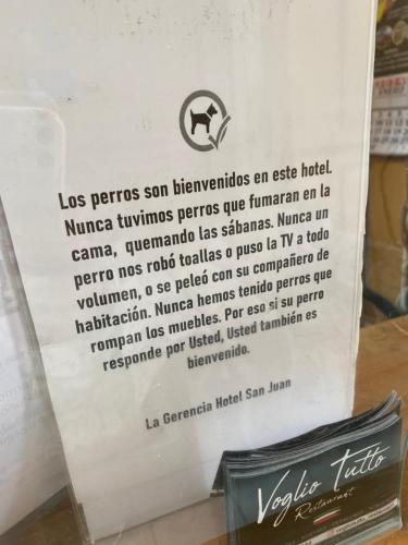 un signe dans un magasin avec une photo d'une bouteille de vin dans l'établissement Hotel San Juan, à Coquimbo