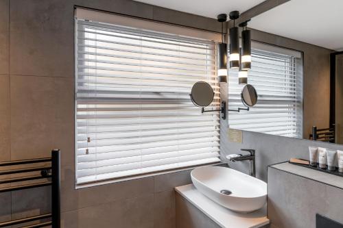 A bathroom at Borrowdale Gates Hotel