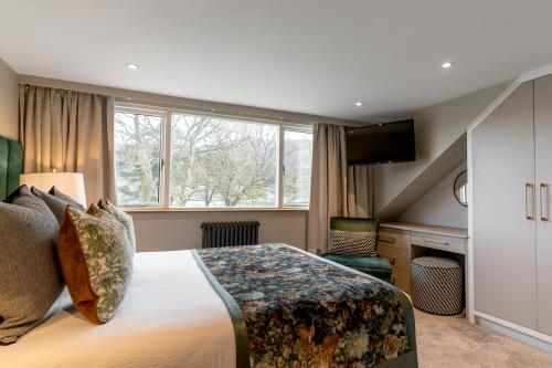 A bed or beds in a room at Borrowdale Gates Hotel