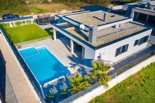 una vista aérea de una casa con piscina en Villa Lorena Dalmacija, en Nin