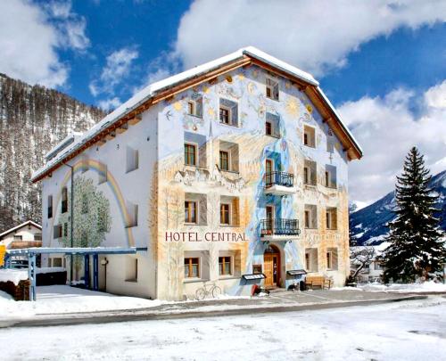 um hotel nas montanhas com neve no chão em Hotel Central La Fainera Superior em Valchava