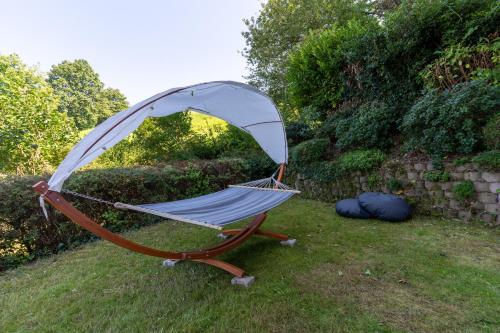 - un hamac dans l'herbe de la cour dans l'établissement Ferienhaus The Himmelsteig, à Sasbachwalden