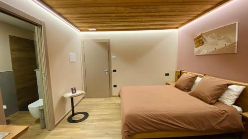 una piccola camera con letto e bagno di Bed and Breakfast Soffio di Vento a Pont-Saint-Martin